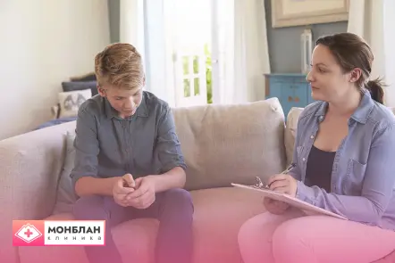 Наркозависимый подросток проходит реабилитацию у психолога